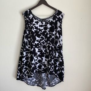 Black and white split back flowy tank size 3x